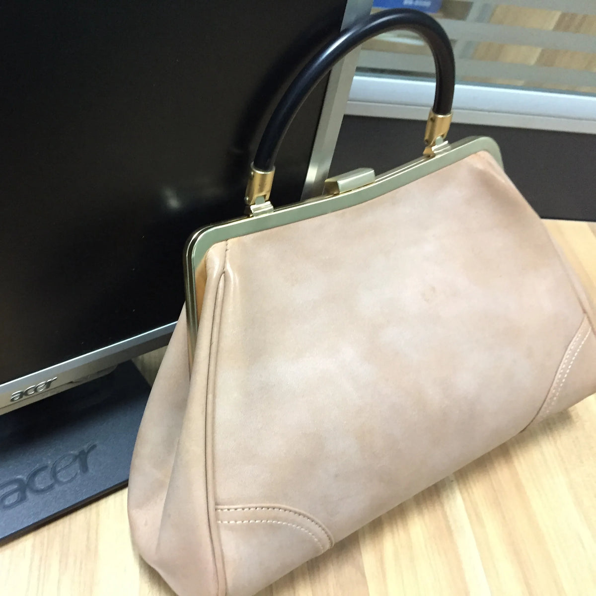 Wholesale Luxury Women's PU Tote Handbags with Open Closure and Embroidery Decoration for Spring Season