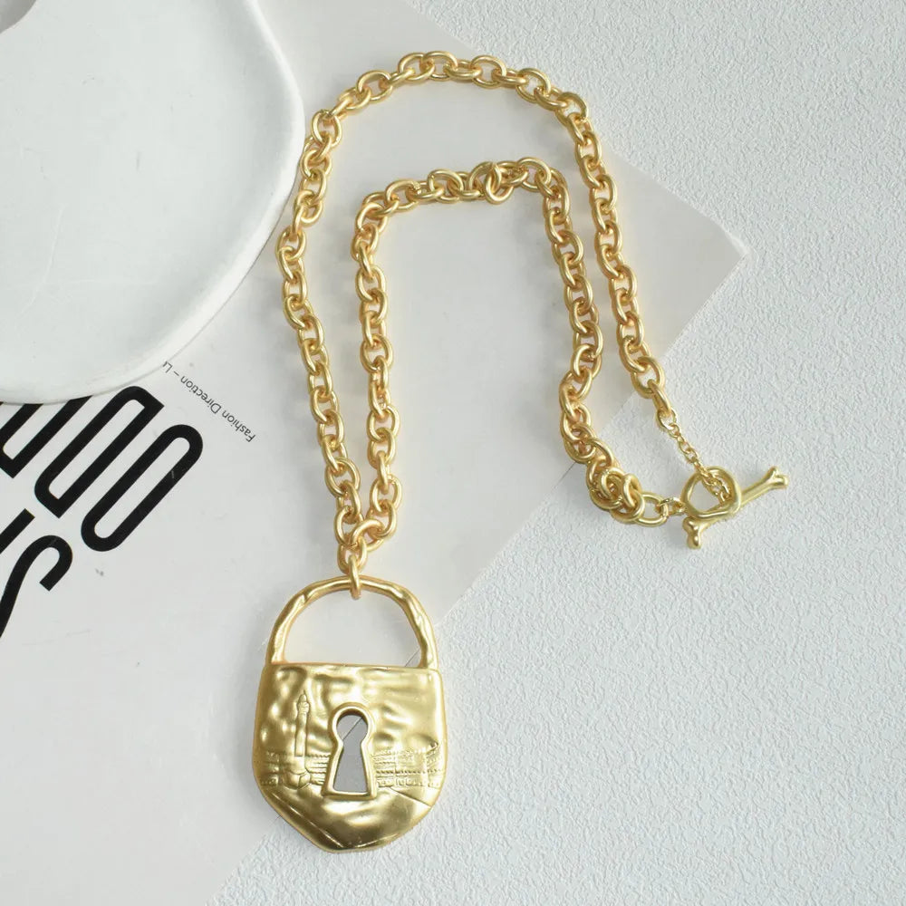 Brand Fashion Show Metal Alloy Lock Key Pendant Necklace For Women Fashion Jewelry Gorgeous Sweater Chain Statement Accessory