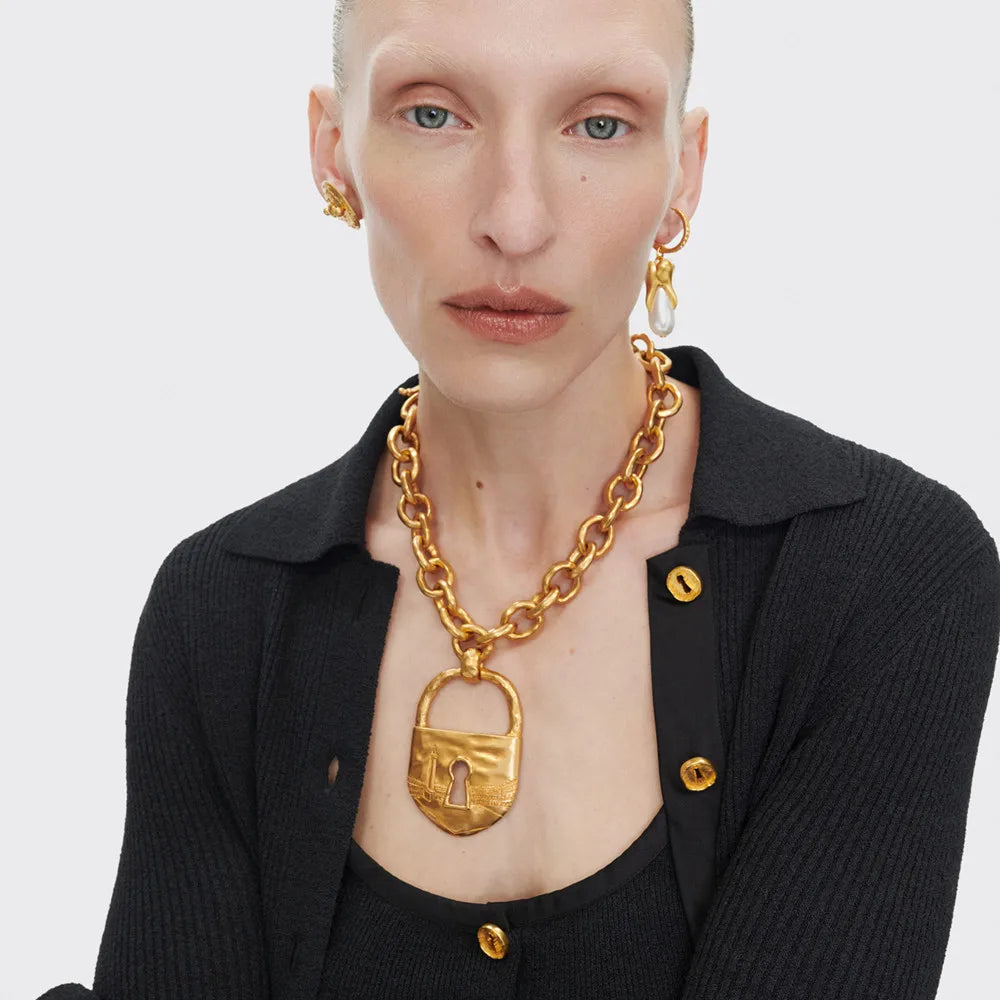 Brand Fashion Show Metal Alloy Lock Key Pendant Necklace For Women Fashion Jewelry Gorgeous Sweater Chain Statement Accessory